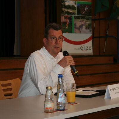 Auftaktveranstaltung zur Aufstellung eines Sportst&auml;ttenentwicklungskonzepts: B&uuml;rgermeister Schurmann begr&uuml;&szlig;t zahlreiche Interessierte