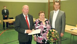 Werner und Anni J&uuml;nemann bei der Verleihung des Ehrenrings durch B&uuml;rgermeister Schurmann