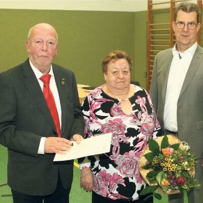 Werner und Anni J&uuml;nemann bei der Verleihung des Ehrenrings durch B&uuml;rgermeister Schurmann