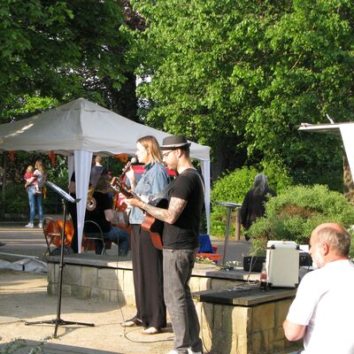 Das Duo "At Venture" aus Nienstedt begleitet den Feierabendmarkt musikalisch