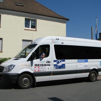 Kindergartenbus der Stadt Elze mit Busfahrerin Cornelia Eckert
