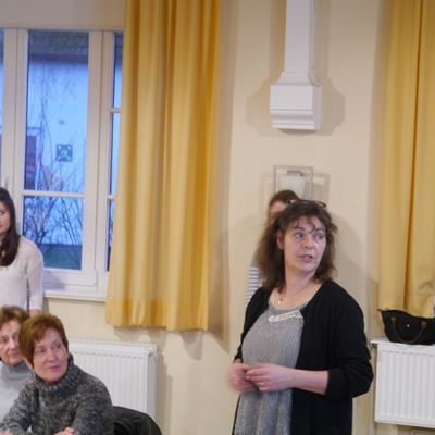 Studentinnen der Uni Hildesheim erkl&auml;ren des Umgang mit Smartphones